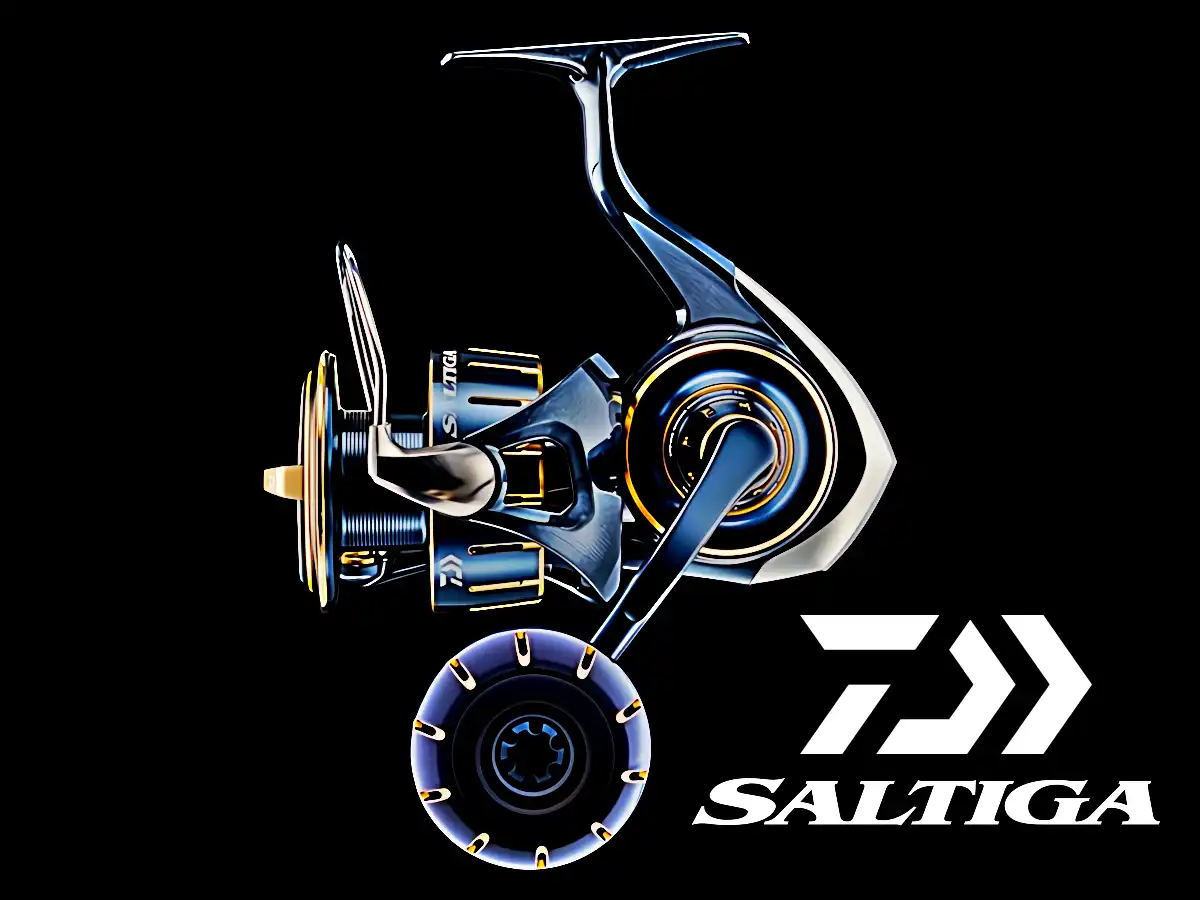 Vue latérale du Daiwa Saltiga 25 8000P avec bouton de combat