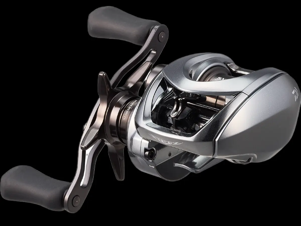 Moulinet casting droitier Daiwa 25 Steez Limited CT SV TW 70XH, coloris noir et argent, vue de face